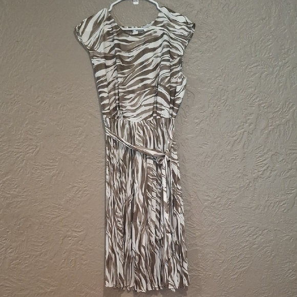 Nine West Dresses & Skirts - Nine West Black and White Pleated Midi Dress